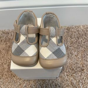 Burberry plaid crib shoes for girls size 17(EU) 2(US) 0-24 months